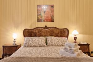A bed or beds in a room at Acadamis -Il rifugio dei Mercanti- Piazza Castello