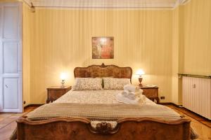 A bed or beds in a room at Acadamis -Il rifugio dei Mercanti- Piazza Castello