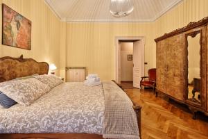 A bed or beds in a room at Acadamis -Il rifugio dei Mercanti- Piazza Castello