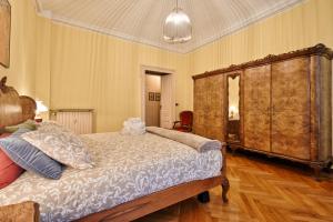 A bed or beds in a room at Acadamis -Il rifugio dei Mercanti- Piazza Castello