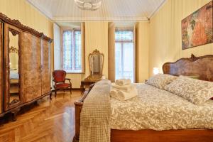 A bed or beds in a room at Acadamis -Il rifugio dei Mercanti- Piazza Castello