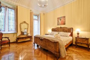 A bed or beds in a room at Acadamis -Il rifugio dei Mercanti- Piazza Castello