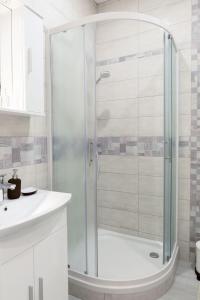 een douche met een glazen deur in de badkamer bij Studio Apartment Gea Tour As Ljubljana in Ljubljana