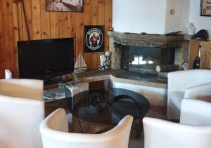 TV a/nebo společenská místnost v ubytování Hotel-Restaurant le Relais Panoramique