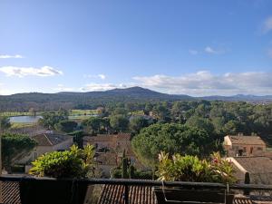 Gallery image of Charmant T2 climatisé avec belle vue , Golf de Pont-Royal in Mallemort +68 photos