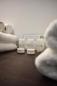 un bagno con asciugamani e candele su un tavolo di Complejo Las Rosas a Rafaela