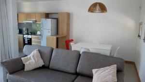 uma sala de estar com um sofá e uma cozinha em Freyre 754 - Departamentos temporarios categoría em Rosário