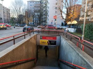 osoba przechodząca przez tunel w mieście w obiekcie Hotel Emmy w Mediolanie
