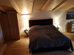 Tempat tidur dalam kamar di Bodenschneid Suiten Neureuthblick