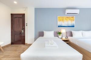 Tempat tidur dalam kamar di Cozrum Lux Hotel
