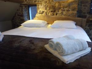 ein Schlafzimmer mit einem Bett mit Handtüchern darauf in der Unterkunft Maison de gesves in Gesves
