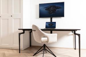 biurko z krzesłem i laptopa w obiekcie Top Center-Apartment - Wohnung im Stadtzentrum in perfekter Lage & Balkon w mieście Innsbruck