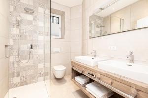 łazienka z umywalką, toaletą i prysznicem w obiekcie Top Center-Apartment - Wohnung im Stadtzentrum in perfekter Lage & Balkon w mieście Innsbruck +11 zdjęć