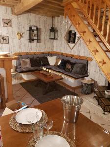 a living room with a couch and a table at La Pénates in Château-Regnault-Bogny