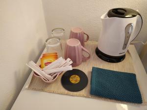 Příslušenství pro přípravu čaje a kávy v ubytování Traditional Cozy Room