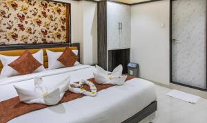 Postel nebo postele na pokoji v ubytování Megh Residency Navi Mumbai