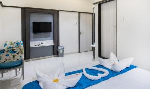 Postel nebo postele na pokoji v ubytování Megh Residency Navi Mumbai