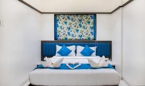 Postel nebo postele na pokoji v ubytování Megh Residency Navi Mumbai