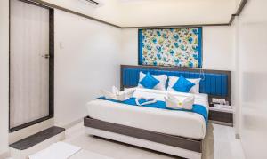Postel nebo postele na pokoji v ubytování Megh Residency Navi Mumbai