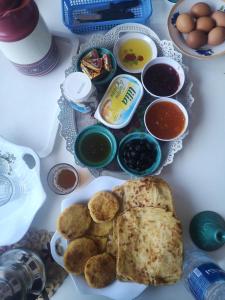 stół z talerzem żywności z jajkami i chlebem w obiekcie Gite Angour Tacheddirt w mieście Tacheddirt