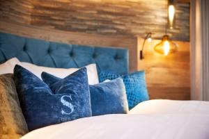 A bed or beds in a room at Chalet SALENA luxury lodge