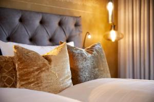 A bed or beds in a room at Chalet SALENA luxury lodge