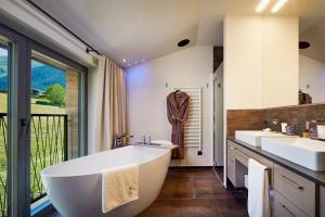 A bathroom at Chalet SALENA luxury lodge