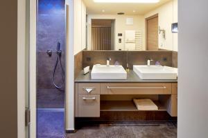 A bathroom at Chalet SALENA luxury lodge