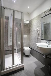 La salle de bains est pourvue d'une douche, de toilettes et d'un lavabo. dans l'établissement Elegant Rooms Roma - Guest House, à Rome