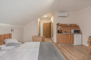 เตียงในห้องที่ Hídfő Apartman-Nyugalom Szigetei