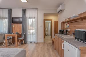 Kuchyň nebo kuchyňský kout v ubytování Hídfő Apartman-Nyugalom Szigetei