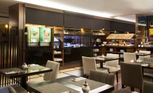 un restaurant avec des tables et des chaises ainsi qu'un bar dans l'établissement TURIM Saldanha Hotel, à Lisbonne