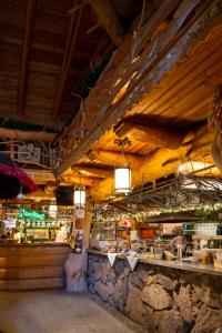 un negozio con soffitti in legno e bancone con cibo di Bukowa Chata a Jugów