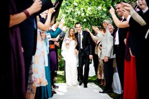 Uma noiva e um noivo caminham pelo altar depois da cerimónia de casamento. em Privathotel Lindtner Hamburg em Hamburgo