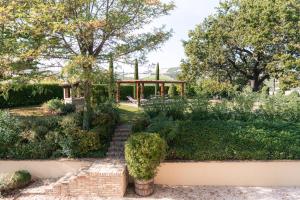 A garden outside Ca' le cerque, villa surrounded by the Marche nature