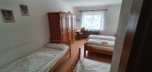 Postel nebo postele na pokoji v ubytování Gasthaus Mösle