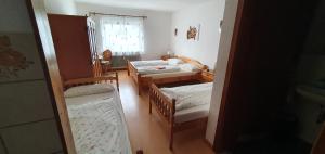 Postel nebo postele na pokoji v ubytování Gasthaus Mösle