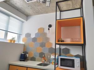 eine Küche mit Spüle und Mikrowelle in der Unterkunft CASA MARGARITA 2Piso Mono Naranja in San Salvador de Jujuy