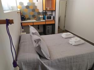 1 cama con 2 almohadas en una habitación en CASA MARGARITA 2Piso Mono Naranja en San Salvador de Jujuy