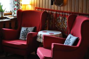 un par de sillas y una mesa en una habitación en Willa Orla, en Zakopane