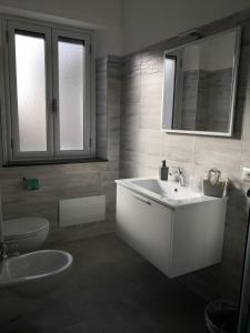 A bathroom at B&B I SIKULI