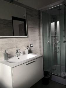 A bathroom at B&B I SIKULI