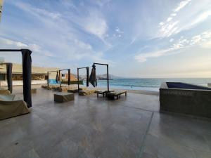 een patio met uitzicht op de oceaan bij Nuevo Condominio en Ocean Reef in San Bartolo