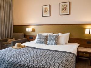 
מיטה או מיטות בחדר ב- טבריה קיסר פרימייר
