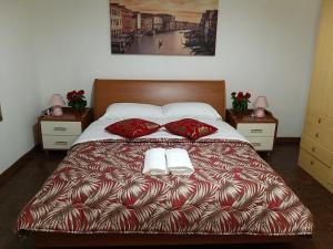 una camera con un letto con due cuscini sopra di Venice Star House a Marghera