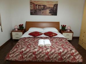 una camera da letto con un letto e due asciugamani di Venice Star House a Marghera