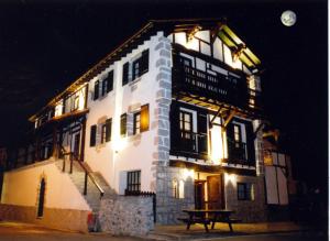 duży biały budynek z oświetleniem w nocy w obiekcie Hotel SPA Atxaspi w mieście Lesaka