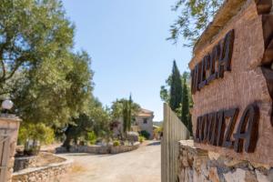 un muro di mattoni con il numero 40 sopra di Louiza - Luxury Stone Villa a Volímai