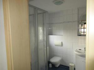 łazienka z toaletą i umywalką w obiekcie Ferienhaus Wilhelm Spreewald w mieście Straupitz