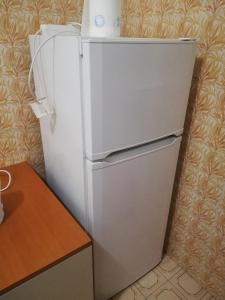 un frigorifero bianco in una cucina accanto a un tavolo di Venice Star House a Marghera